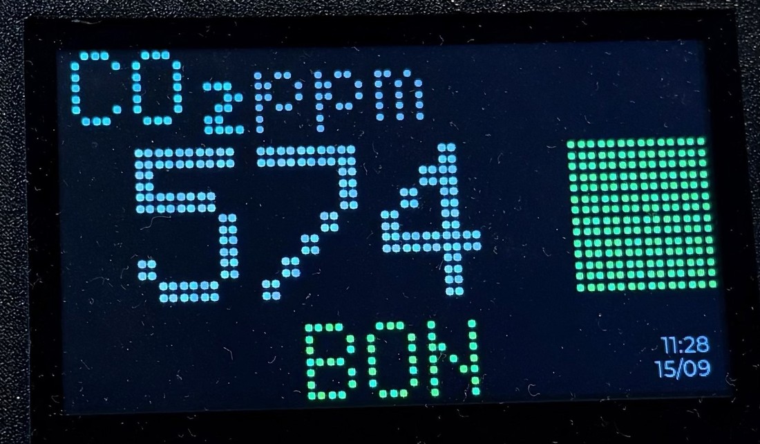 Un écran de mesure : le nom du polluant et son unité en haut à gauche, la valeur en grand, le carré de niveau à droite, le libellé en bas et l'heure en bas à droite